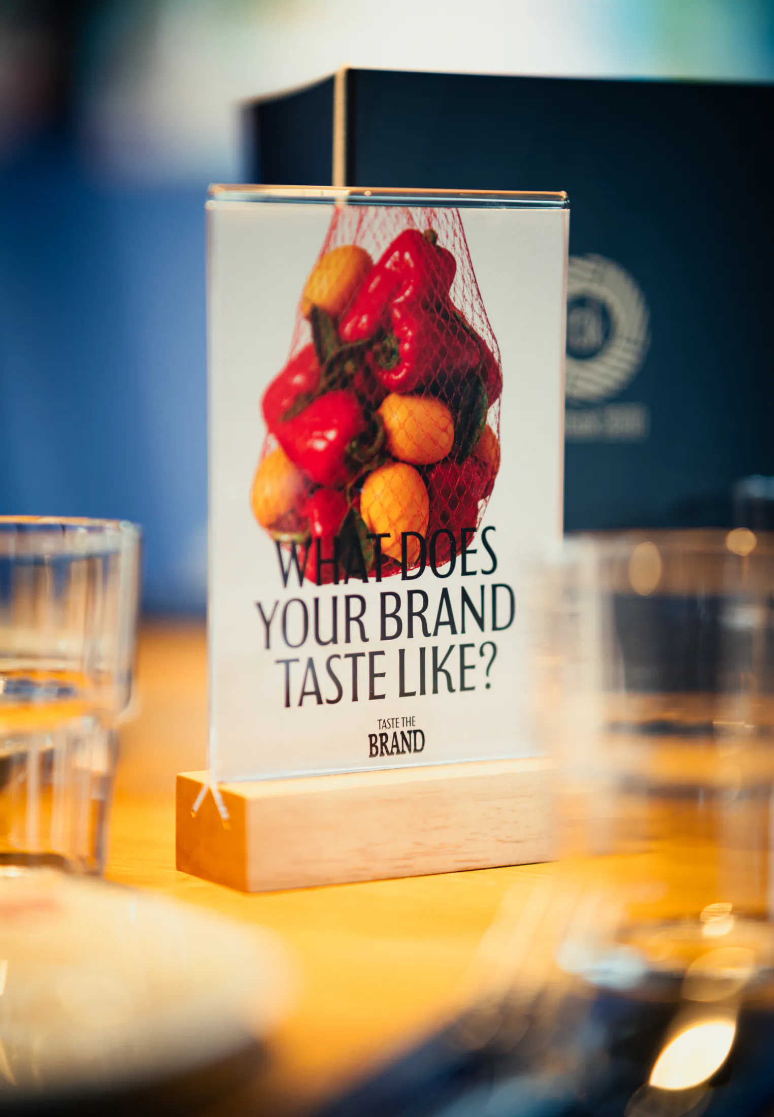 Taste-the-Brand-Karte von Vol. 1 auf dem gedeckten Tisch